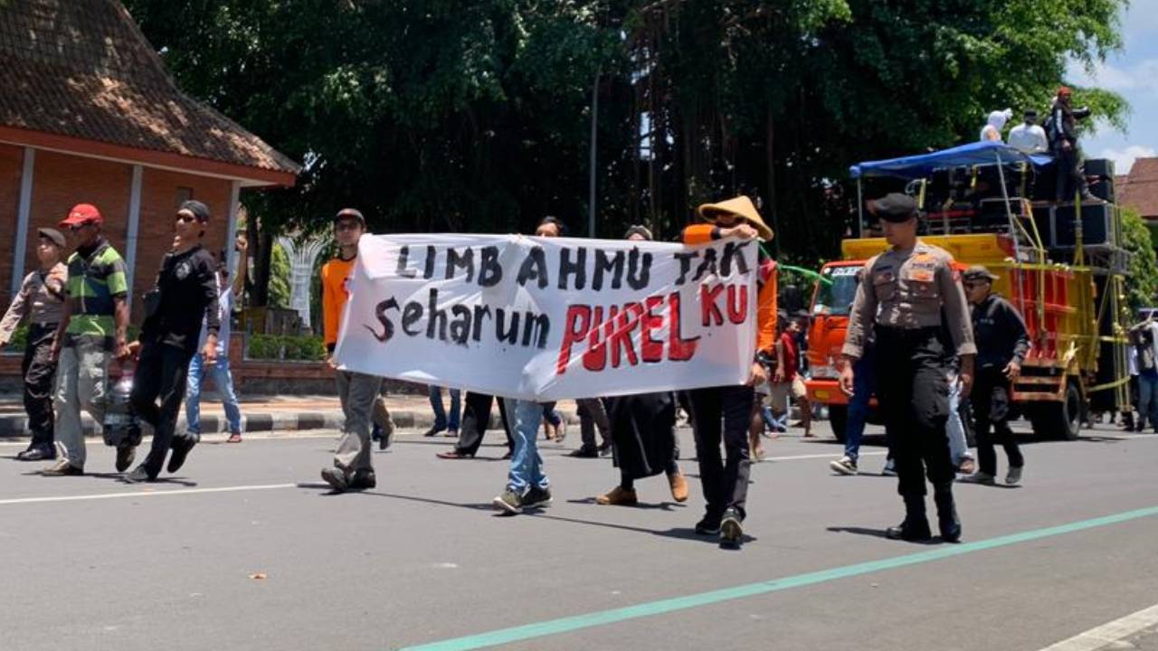 Resah Soal Limbah Tambak Udang, Warga Munjungan Demo ke Pendopo Trenggalek